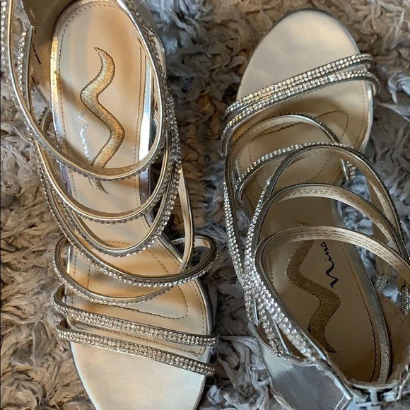 classic sliver and tan high heels - Picture 4 of 5